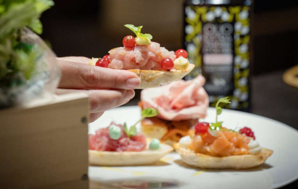 Bruschette e tartare gourmet guarnite, servite in un ristorante