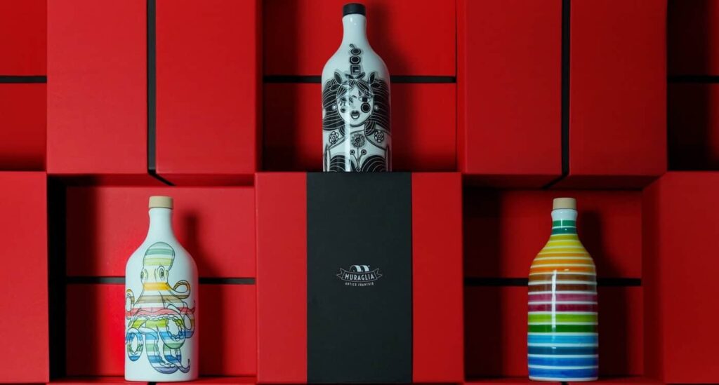 Alcuni degli orci Frantoio Muraglia con packaging elegante per regali aziendali personalizzati
