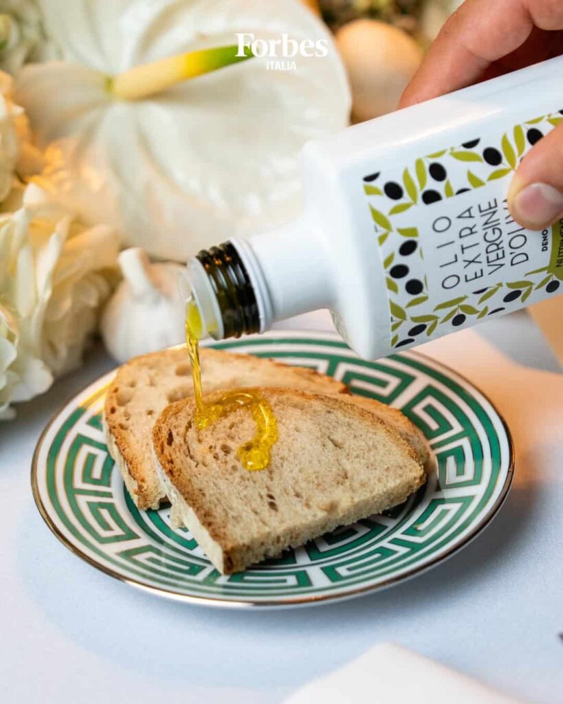 Olio extravergine Frantoio Muraglia versato sul pane alla serata Forbes