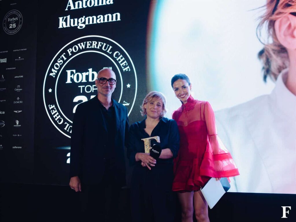 Savino Muraglia premia Antonia Klugmann sul palco di Forbes